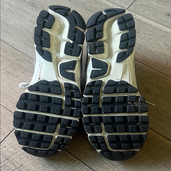 Nike Vomero Kids Metallic Silver Sneakers 4.5 **LIKE NEW** - Picture 3 of 6